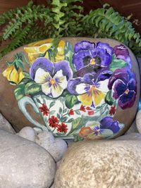 Stein mit Blumenmotiv
